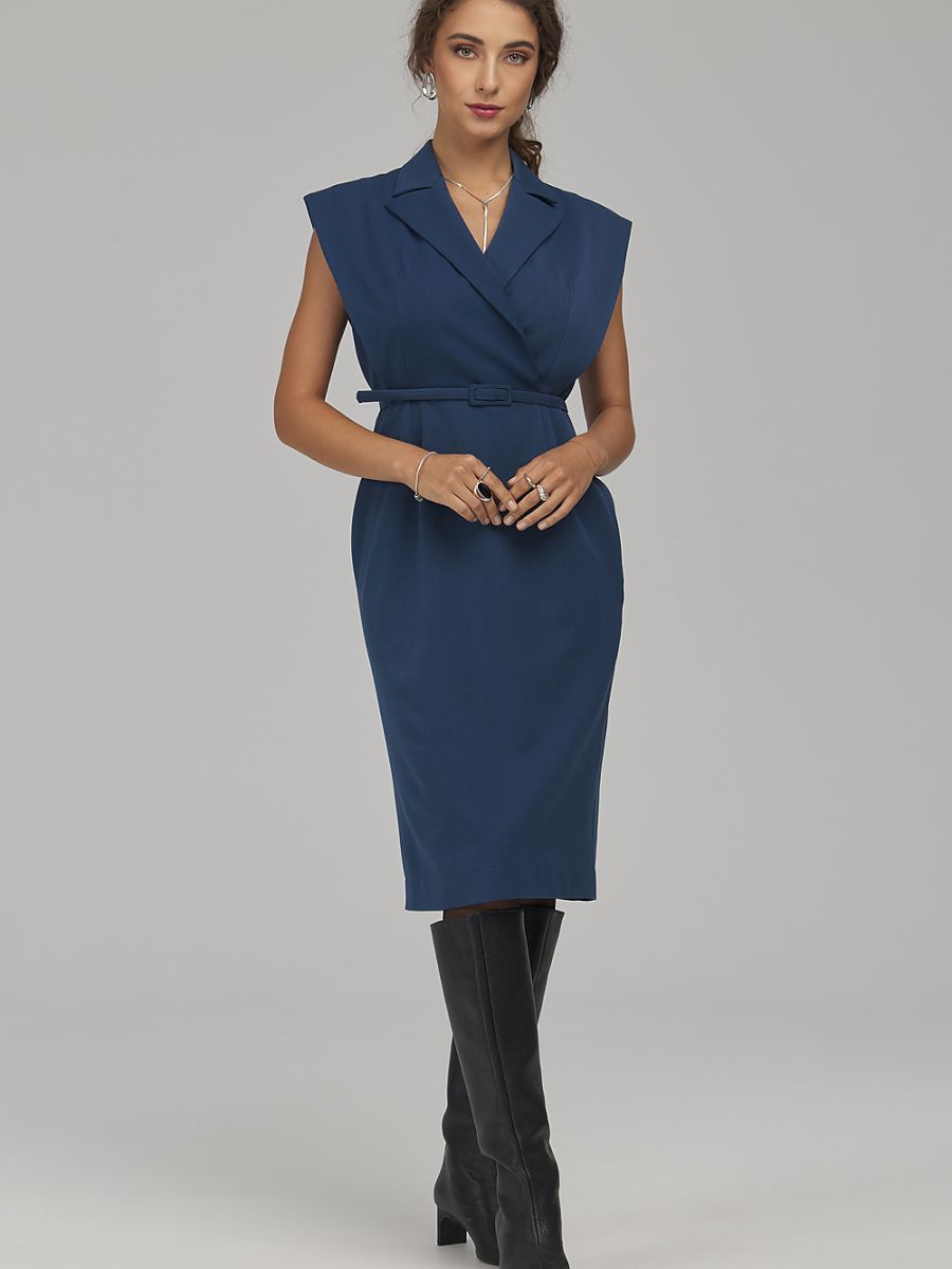Robe tailleur bleu marine à col blazer portée de face